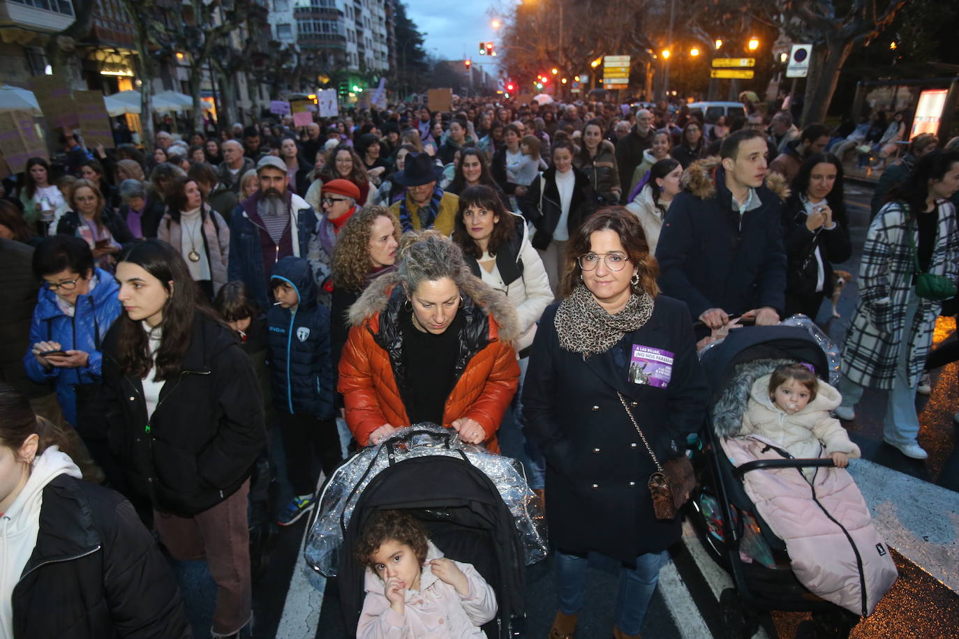 Fotos: Manifestación del 8M en Logroño bajo la lluvia