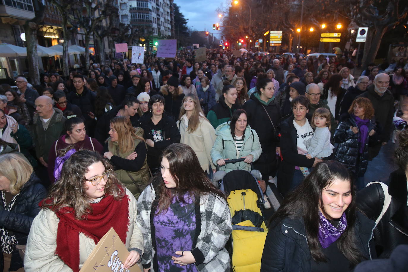 Fotos: Manifestación del 8M en Logroño bajo la lluvia