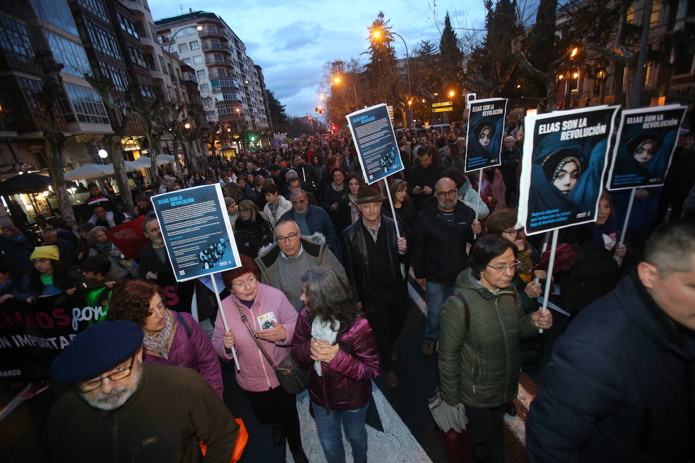 Fotos: Manifestación del 8M en Logroño bajo la lluvia