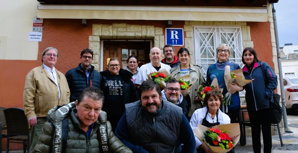 Mariano, Mila y Maribel posan en la puerta de la Taberna de la Cuarta Esquina con el grupo de hosteleros que ayer les rindió un homenaje.