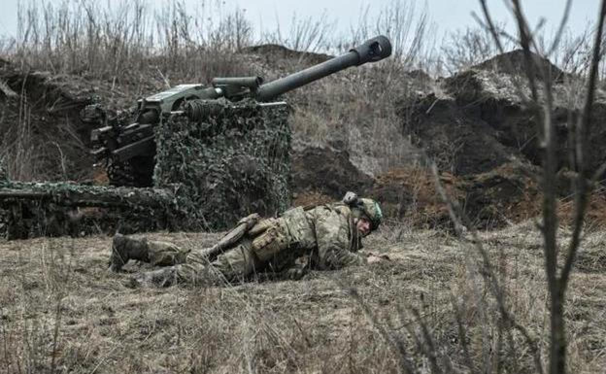 Una pieza de infantería ucraniana defiende una posición en los suburbios de Bajmut.