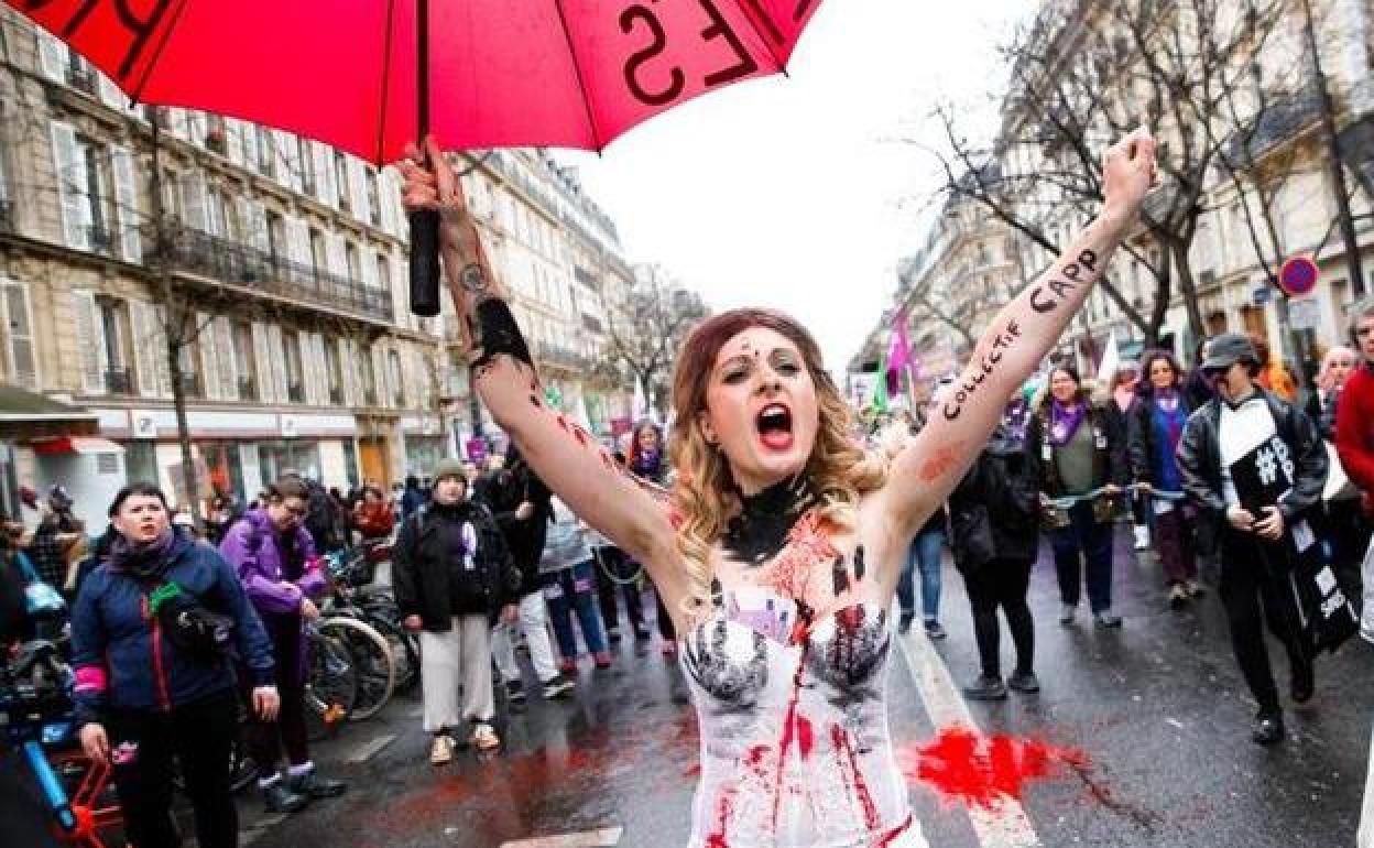 Una joven protesta contra la prostitución durante la masiva marcha antifeminista de París.