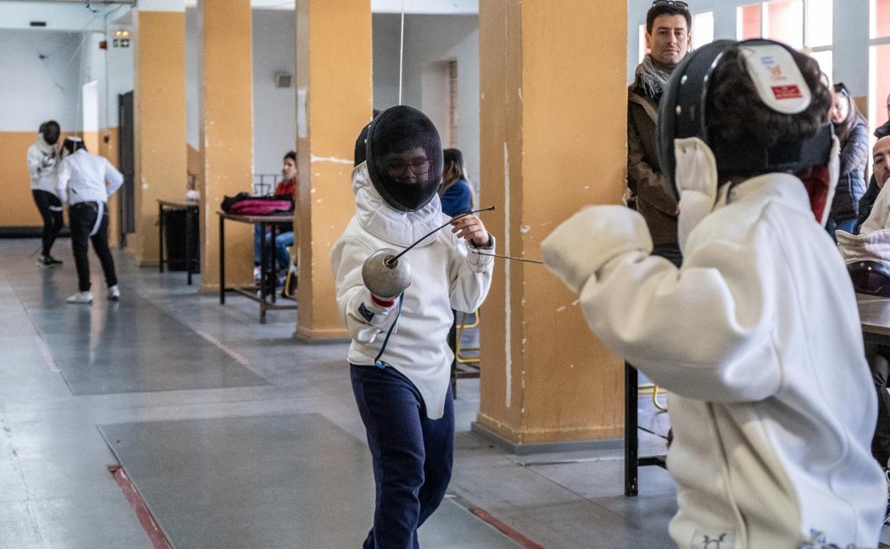 La esgrima estrenó su temporada en la galería del Adarraga