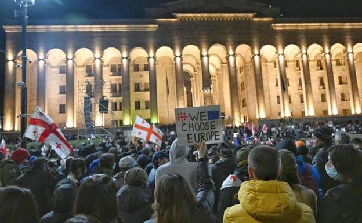 Pese a la retirada del controvertido proyecto de ley, miles de manifestantes se congregaron de nuevo este jueves frente al Parlamento georgiano.