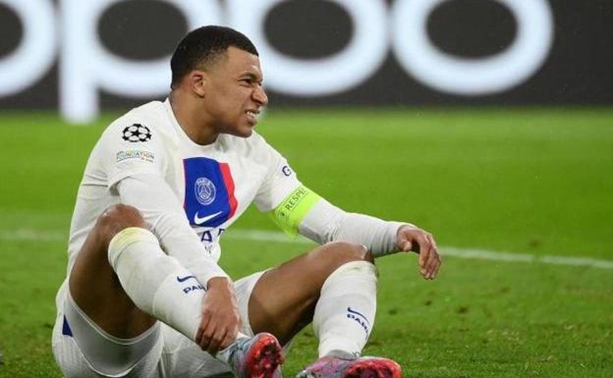 Kylian Mbappé se duele sobre el césped del Allianz Arena.