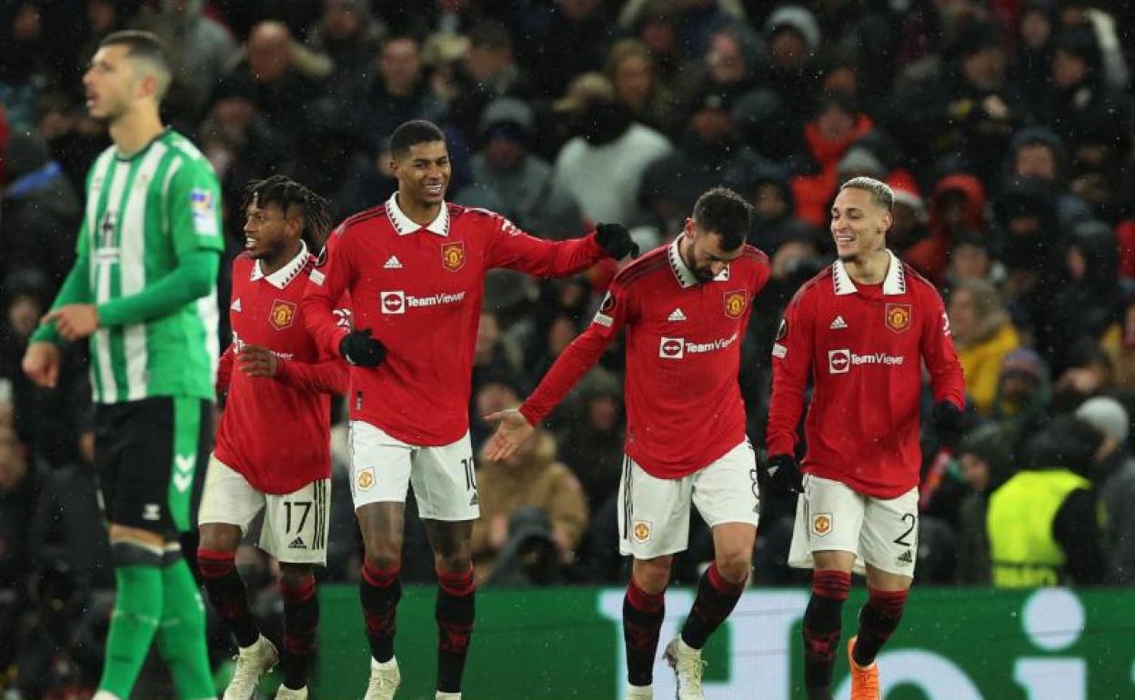 Bruno Fernandes (2d), tras marcar el tercer gol del United al Betis.