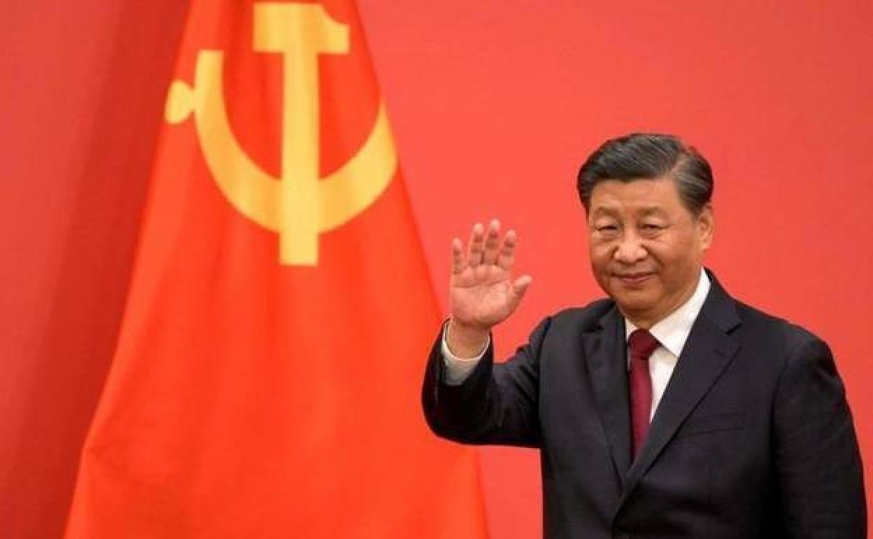 El presidente chino, Xi Jinping, saluda en el Gran Salón del Pueblo en Beijing