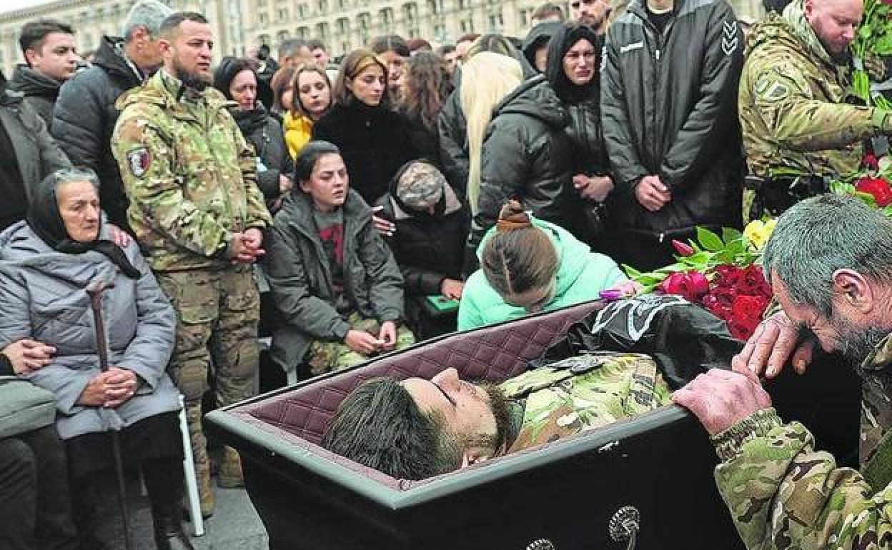 Funeral del soldado ucraniano Dmytro Kotsiubaylo, asesinado por las tropas rusas en Bajmut.