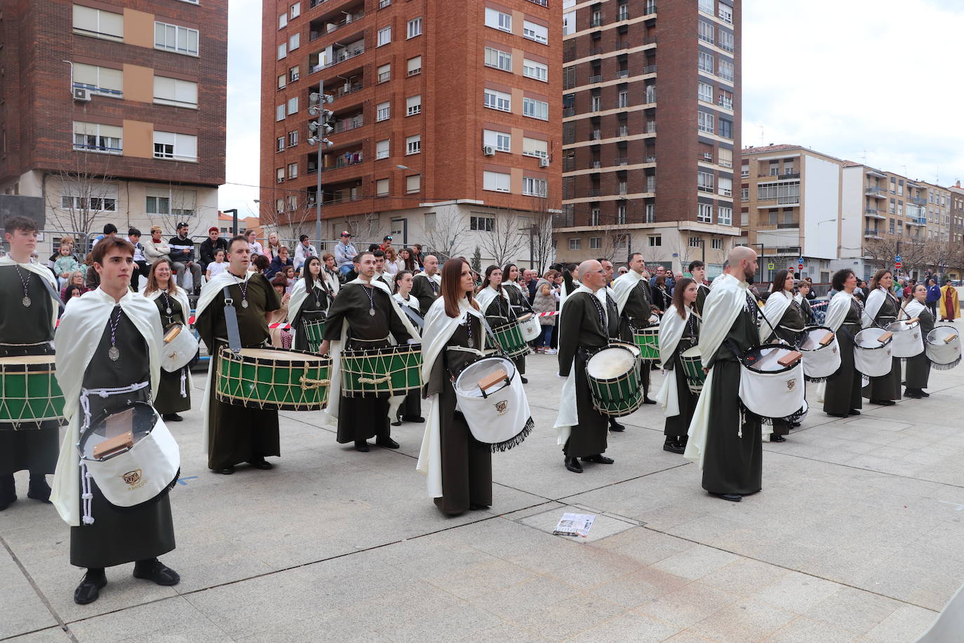 Fotos: La XVIII Exaltación de Bandas de Cofradías de Arnedo reúne a ocho agrupaciones de cuatro comunidades en la plaza de España