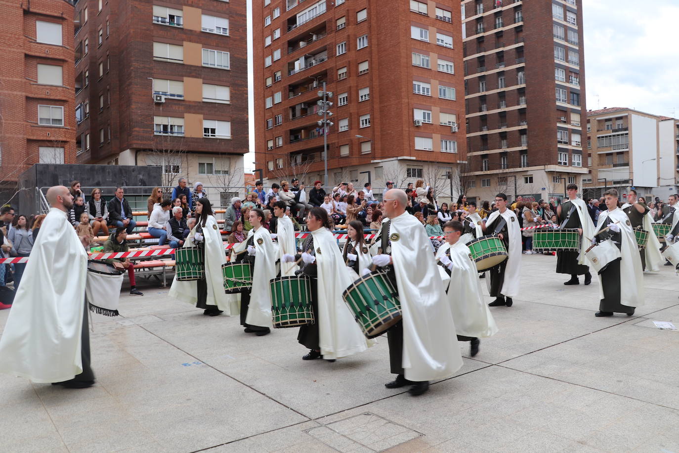 Fotos: La XVIII Exaltación de Bandas de Cofradías de Arnedo reúne a ocho agrupaciones de cuatro comunidades en la plaza de España