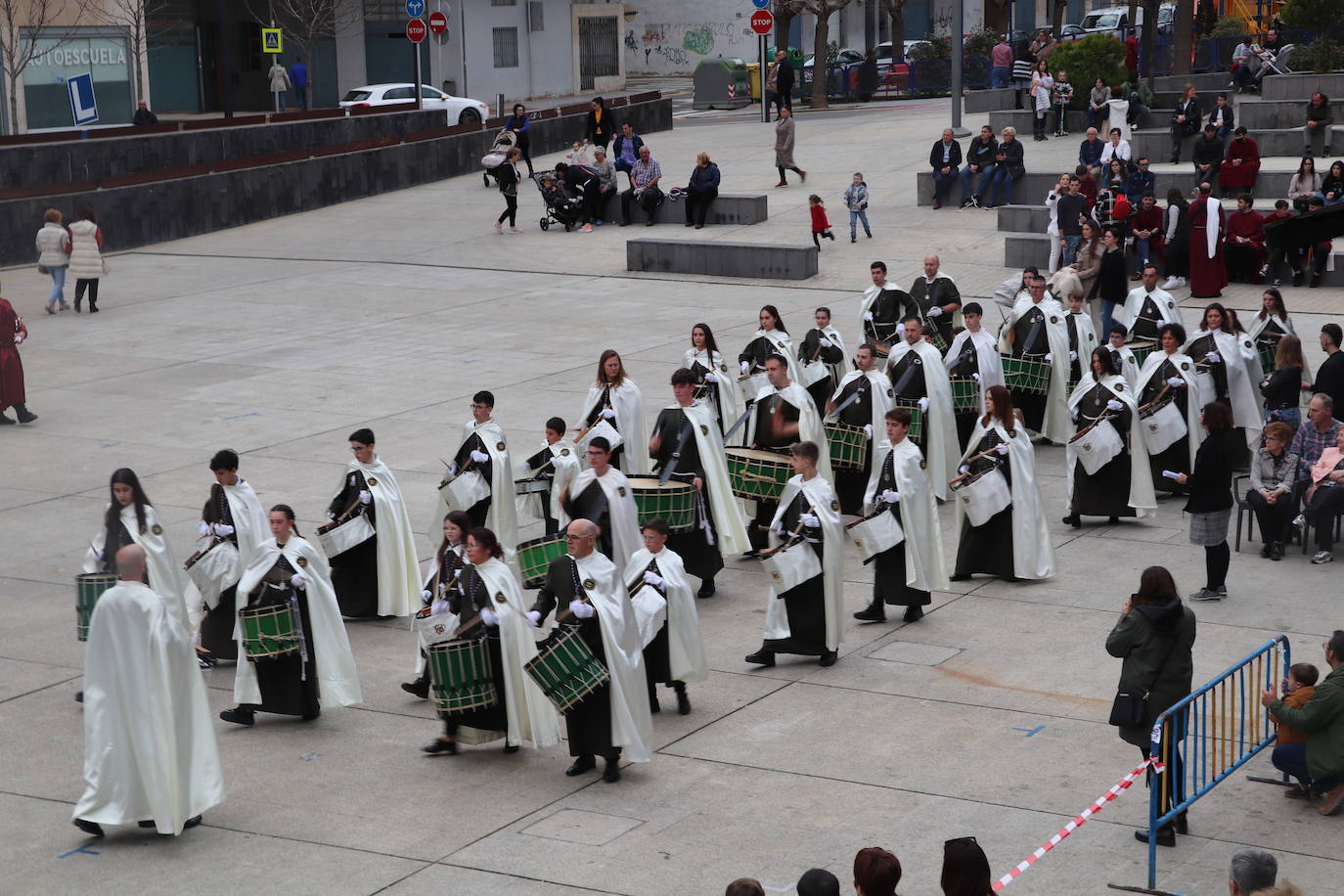 Fotos: La XVIII Exaltación de Bandas de Cofradías de Arnedo reúne a ocho agrupaciones de cuatro comunidades en la plaza de España