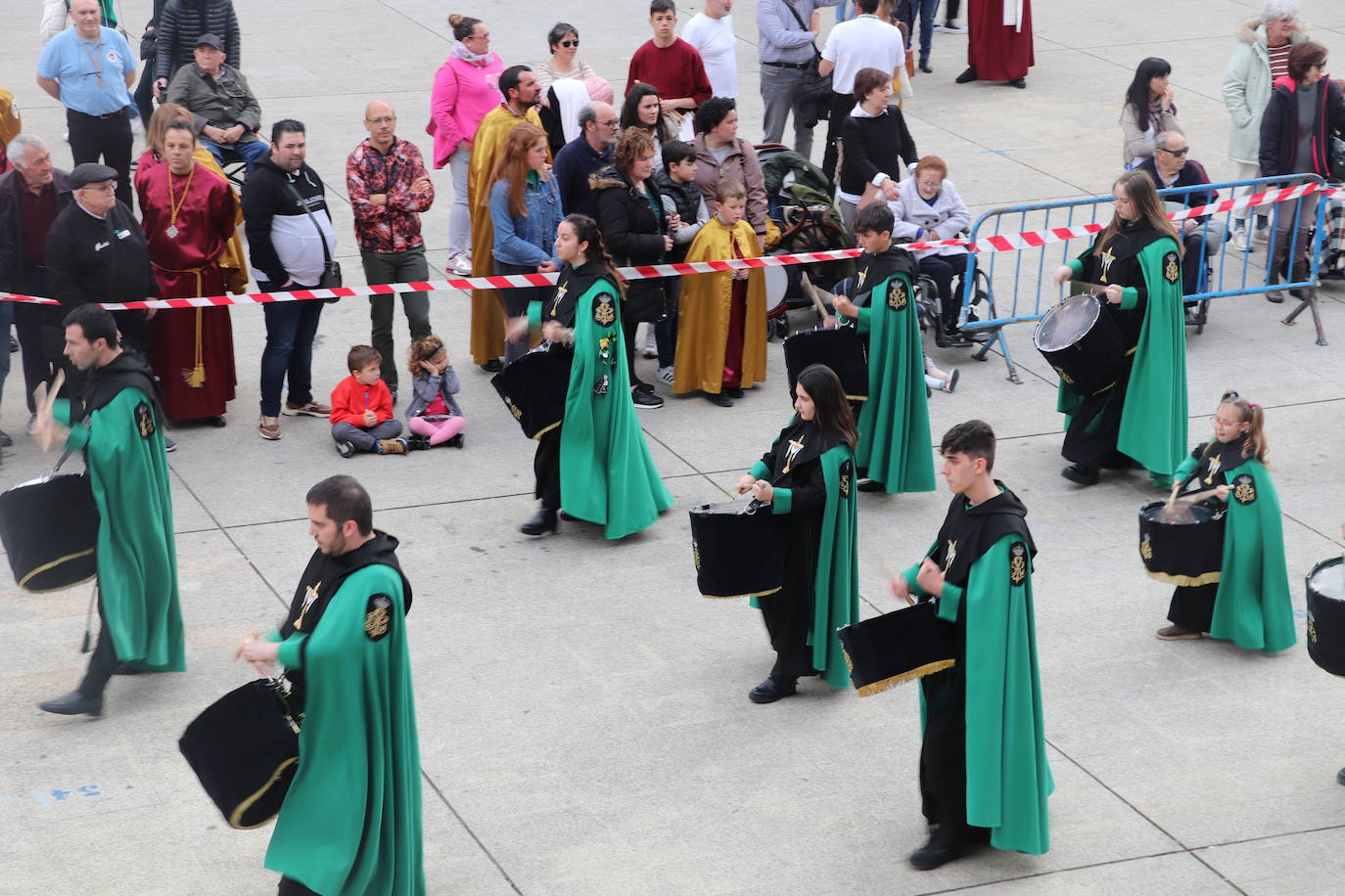 Fotos: La XVIII Exaltación de Bandas de Cofradías de Arnedo reúne a ocho agrupaciones de cuatro comunidades en la plaza de España