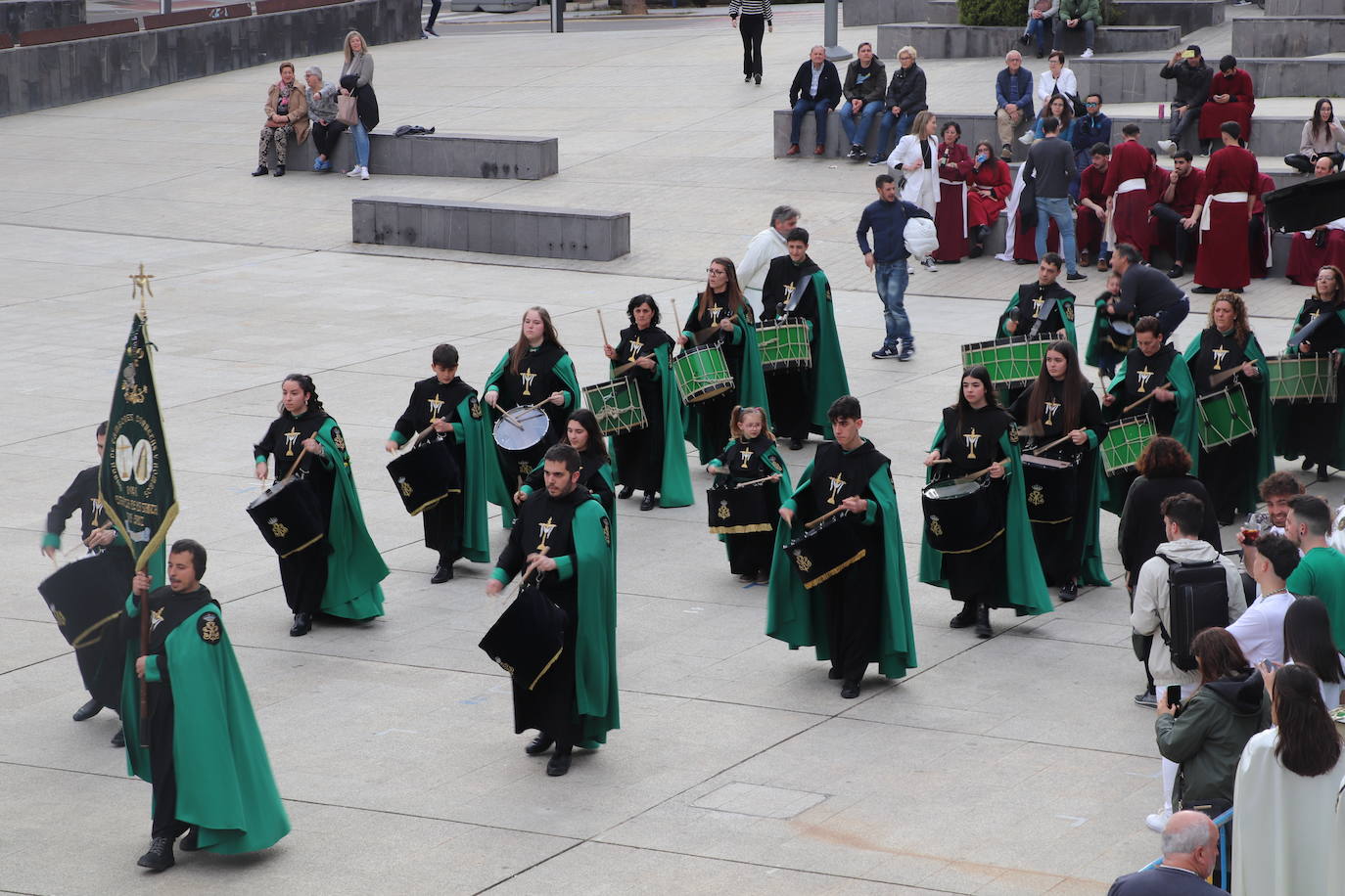 Fotos: La XVIII Exaltación de Bandas de Cofradías de Arnedo reúne a ocho agrupaciones de cuatro comunidades en la plaza de España