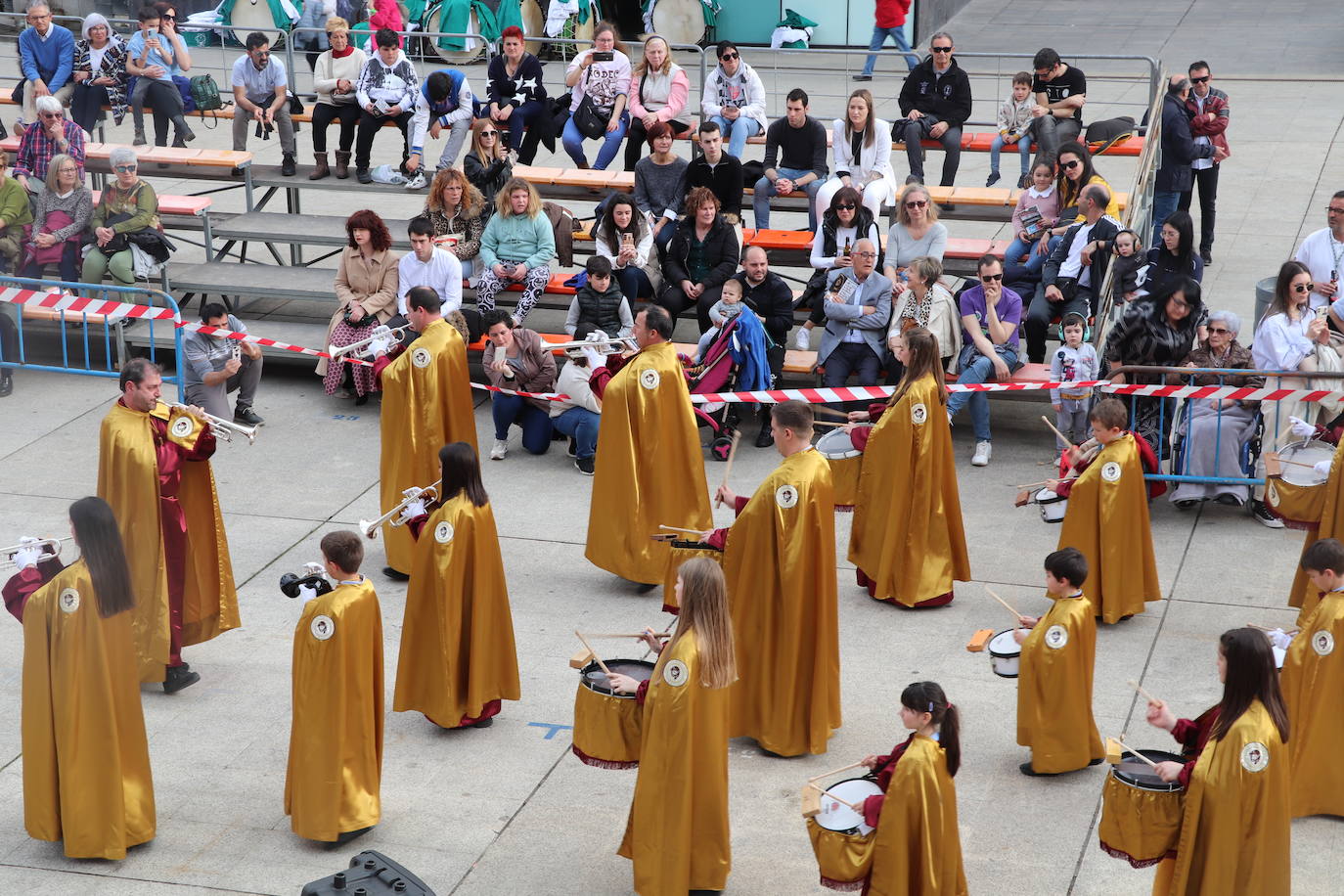 Fotos: La XVIII Exaltación de Bandas de Cofradías de Arnedo reúne a ocho agrupaciones de cuatro comunidades en la plaza de España