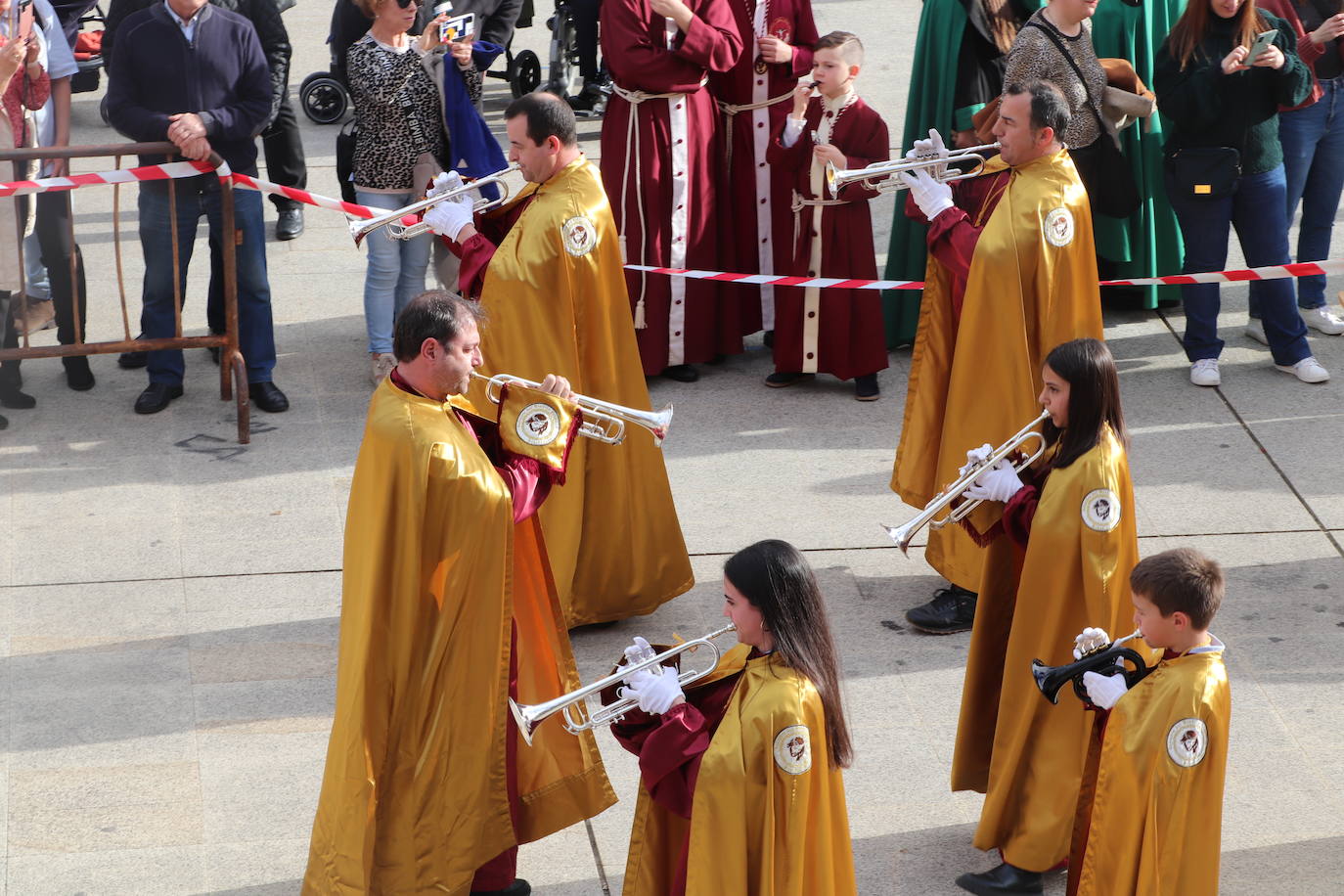 Fotos: La XVIII Exaltación de Bandas de Cofradías de Arnedo reúne a ocho agrupaciones de cuatro comunidades en la plaza de España