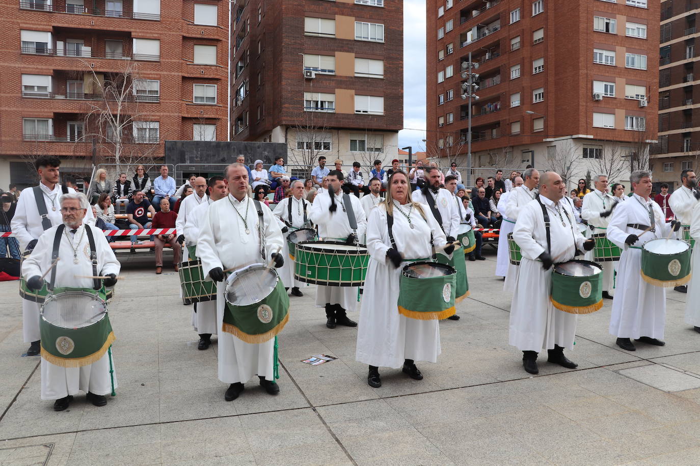 Fotos: La XVIII Exaltación de Bandas de Cofradías de Arnedo reúne a ocho agrupaciones de cuatro comunidades en la plaza de España