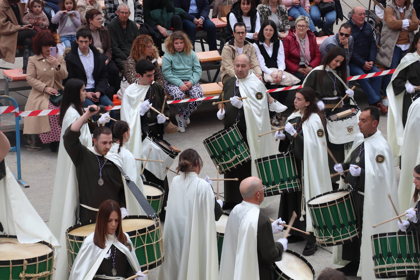 Fotos: La XVIII Exaltación de Bandas de Cofradías de Arnedo reúne a ocho agrupaciones de cuatro comunidades en la plaza de España