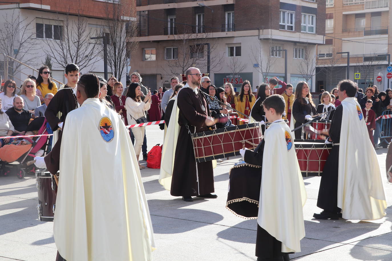 Fotos: La XVIII Exaltación de Bandas de Cofradías de Arnedo reúne a ocho agrupaciones de cuatro comunidades en la plaza de España