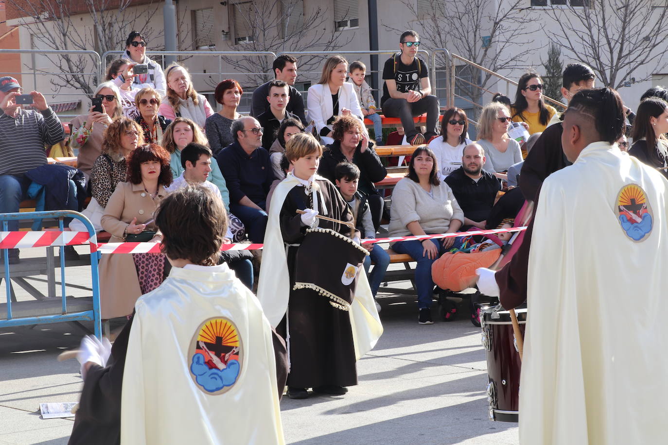 Fotos: La XVIII Exaltación de Bandas de Cofradías de Arnedo reúne a ocho agrupaciones de cuatro comunidades en la plaza de España