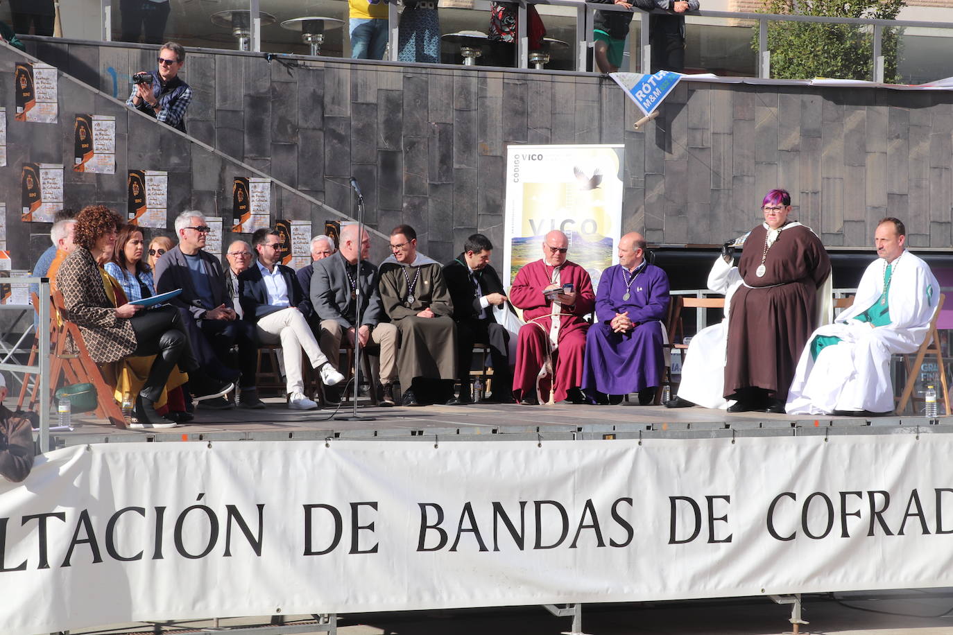 Fotos: La XVIII Exaltación de Bandas de Cofradías de Arnedo reúne a ocho agrupaciones de cuatro comunidades en la plaza de España