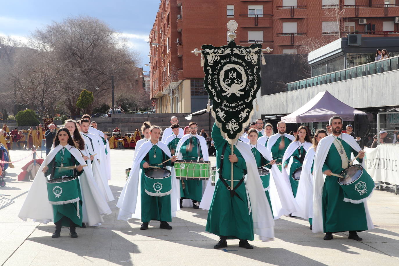 Fotos: La XVIII Exaltación de Bandas de Cofradías de Arnedo reúne a ocho agrupaciones de cuatro comunidades en la plaza de España