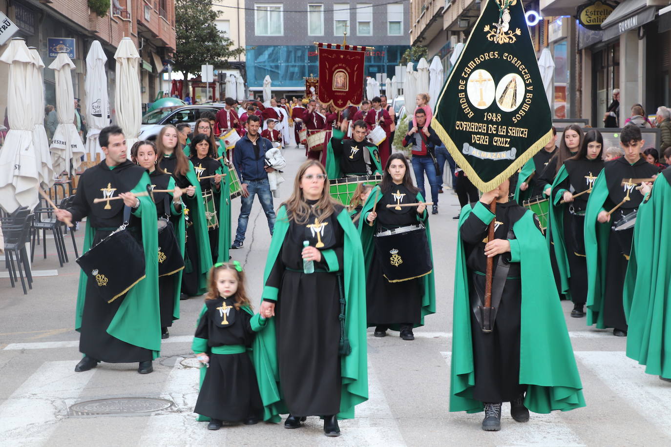 Fotos: La XVIII Exaltación de Bandas de Cofradías de Arnedo reúne a ocho agrupaciones de cuatro comunidades en la plaza de España