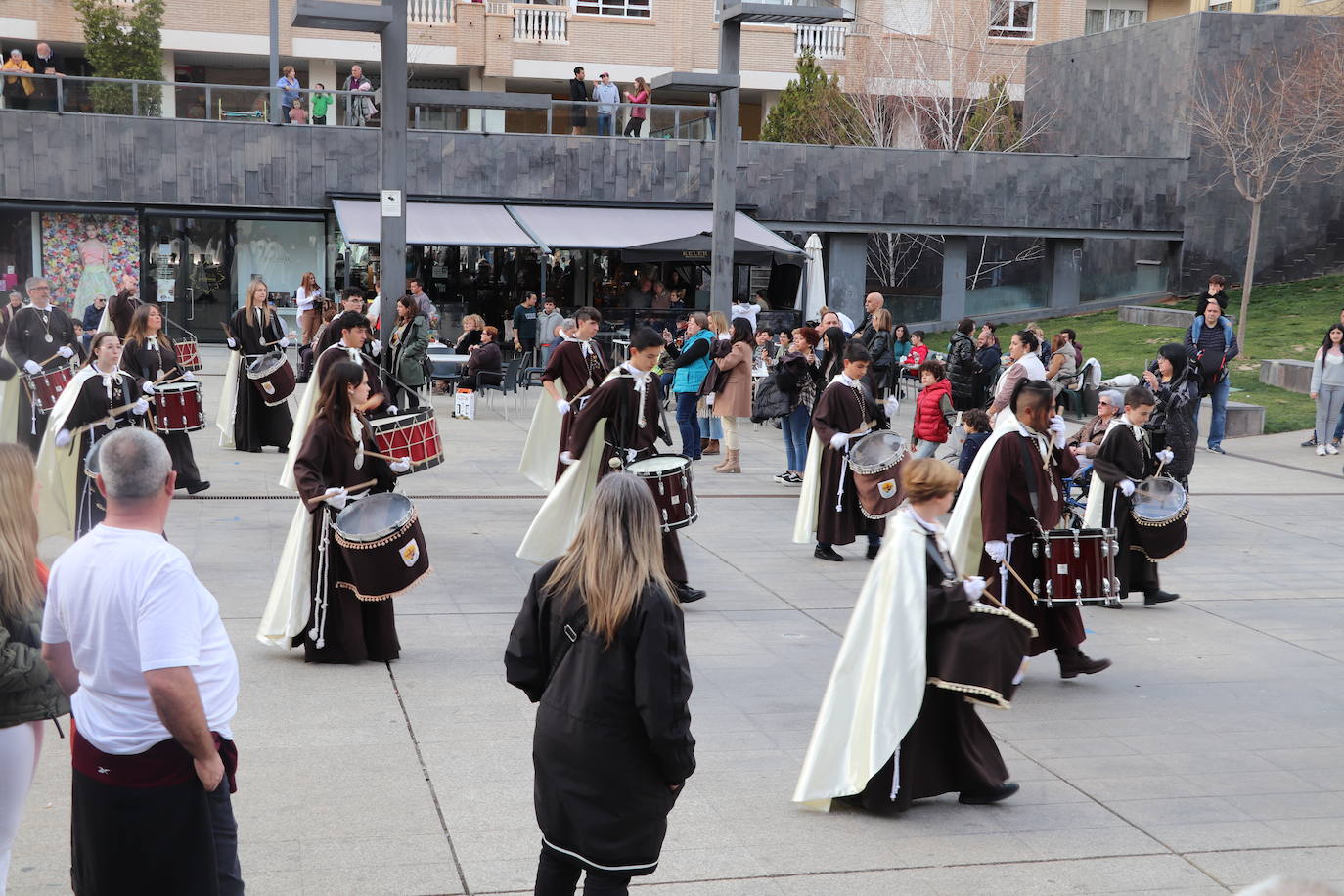 Fotos: La XVIII Exaltación de Bandas de Cofradías de Arnedo reúne a ocho agrupaciones de cuatro comunidades en la plaza de España