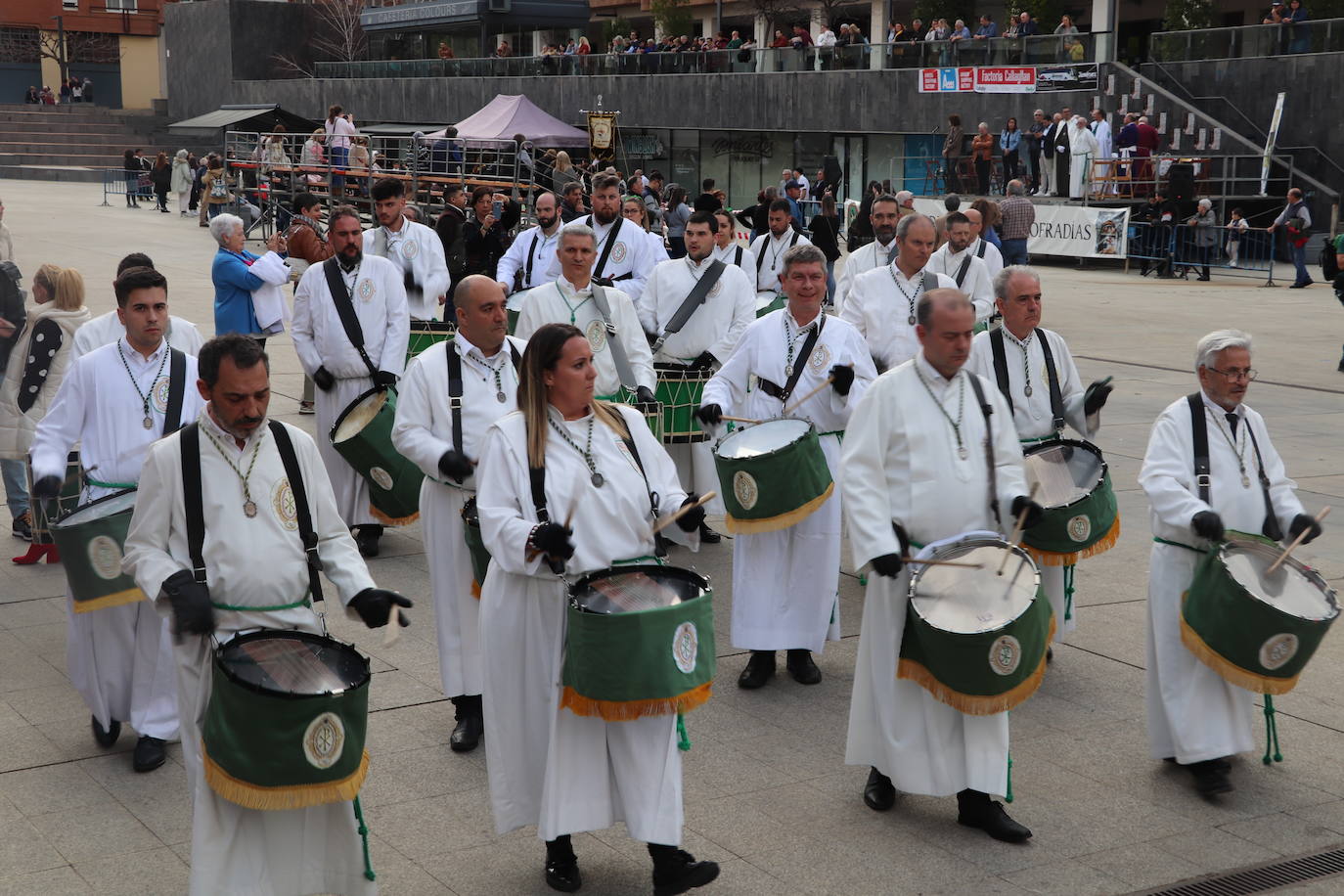 Fotos: La XVIII Exaltación de Bandas de Cofradías de Arnedo reúne a ocho agrupaciones de cuatro comunidades en la plaza de España