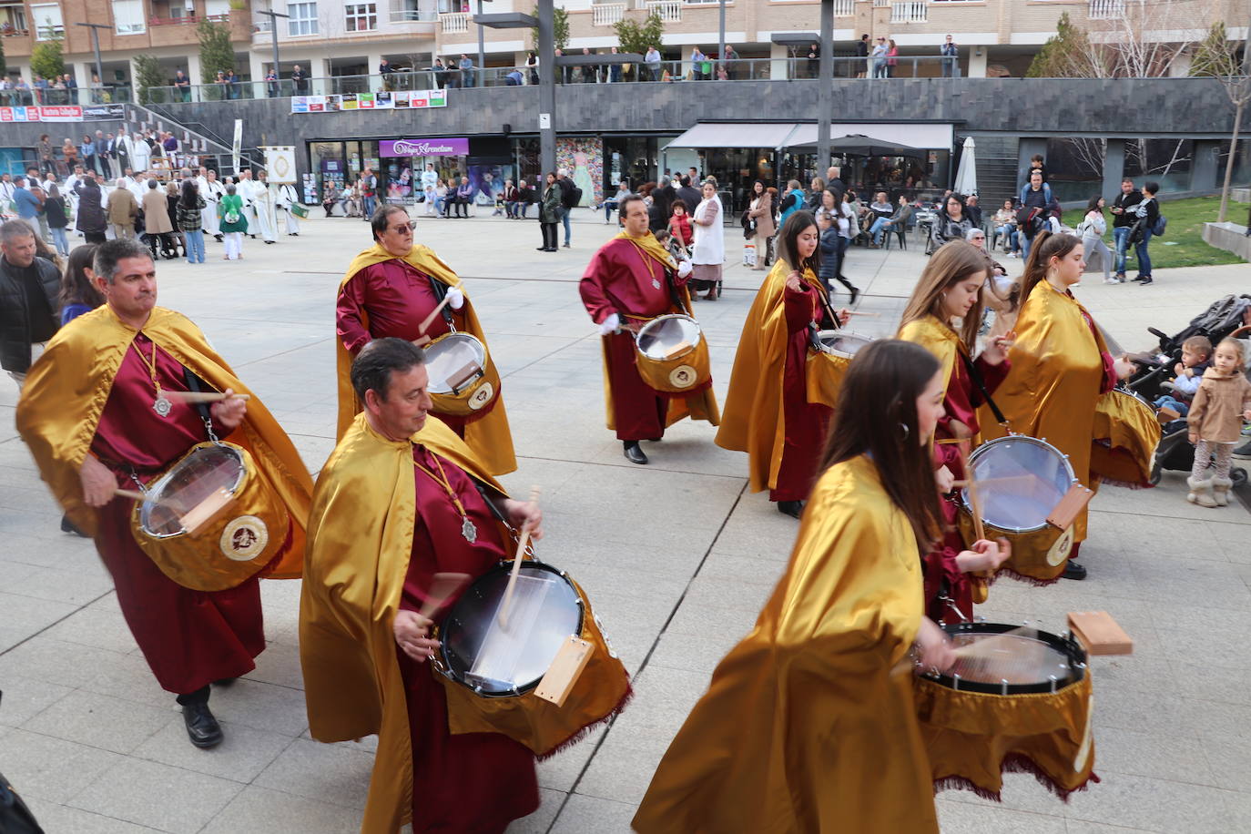 Fotos: La XVIII Exaltación de Bandas de Cofradías de Arnedo reúne a ocho agrupaciones de cuatro comunidades en la plaza de España