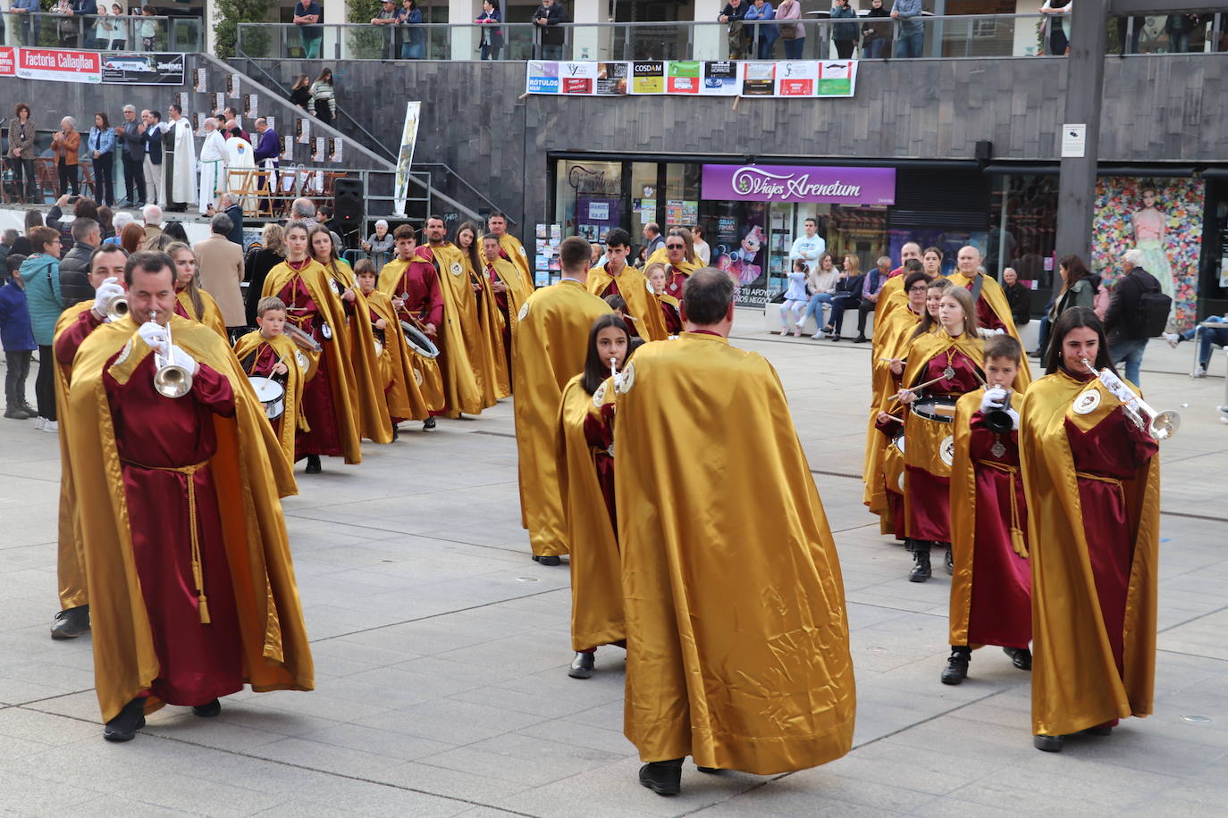 Fotos: La XVIII Exaltación de Bandas de Cofradías de Arnedo reúne a ocho agrupaciones de cuatro comunidades en la plaza de España