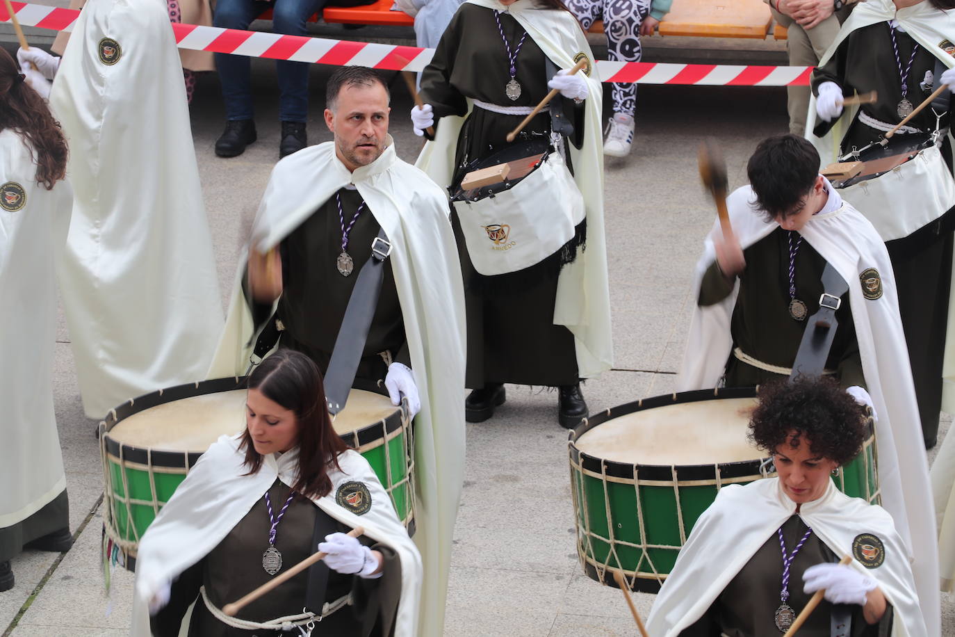 Fotos: La XVIII Exaltación de Bandas de Cofradías de Arnedo reúne a ocho agrupaciones de cuatro comunidades en la plaza de España