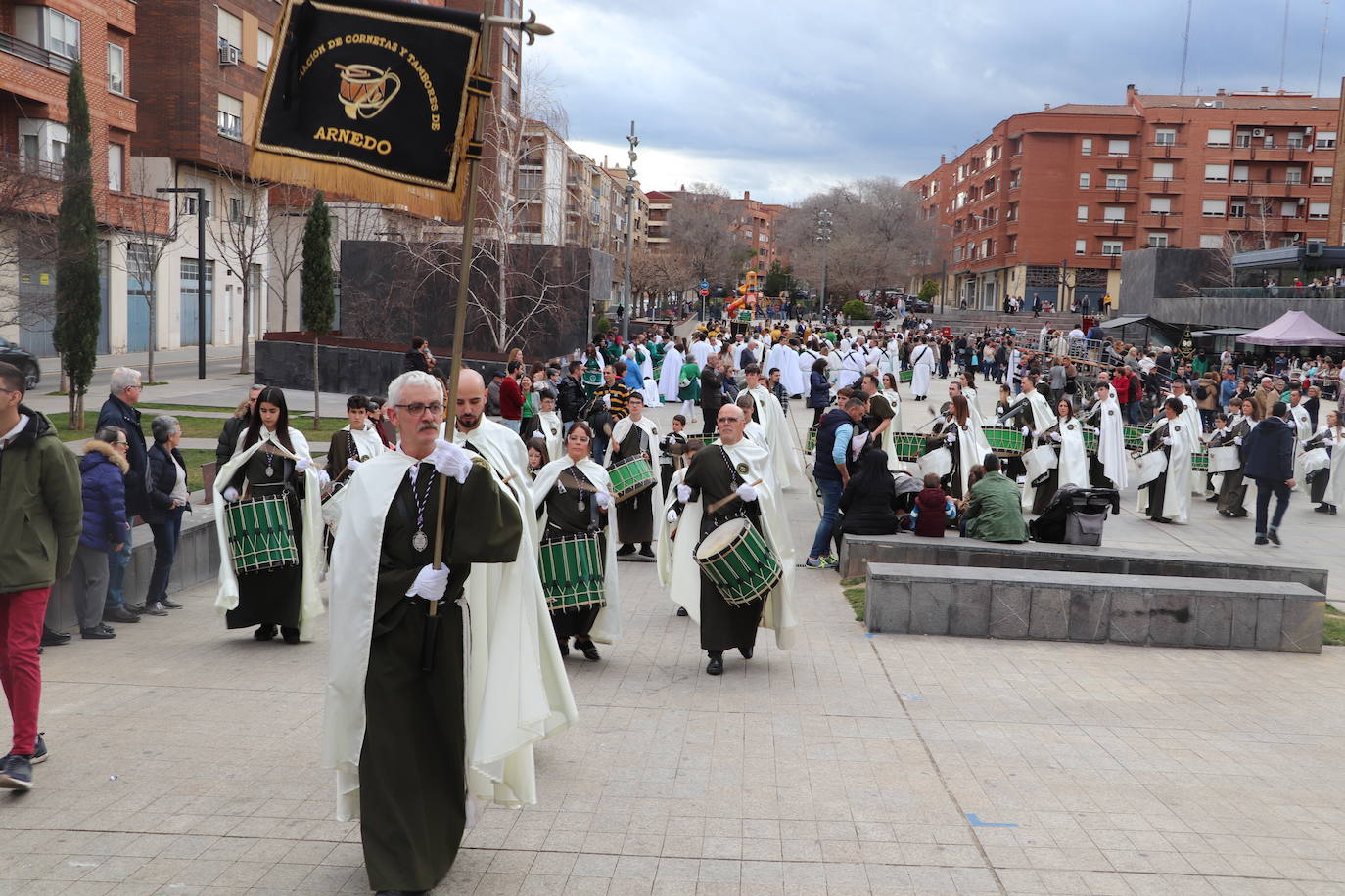 Fotos: La XVIII Exaltación de Bandas de Cofradías de Arnedo reúne a ocho agrupaciones de cuatro comunidades en la plaza de España