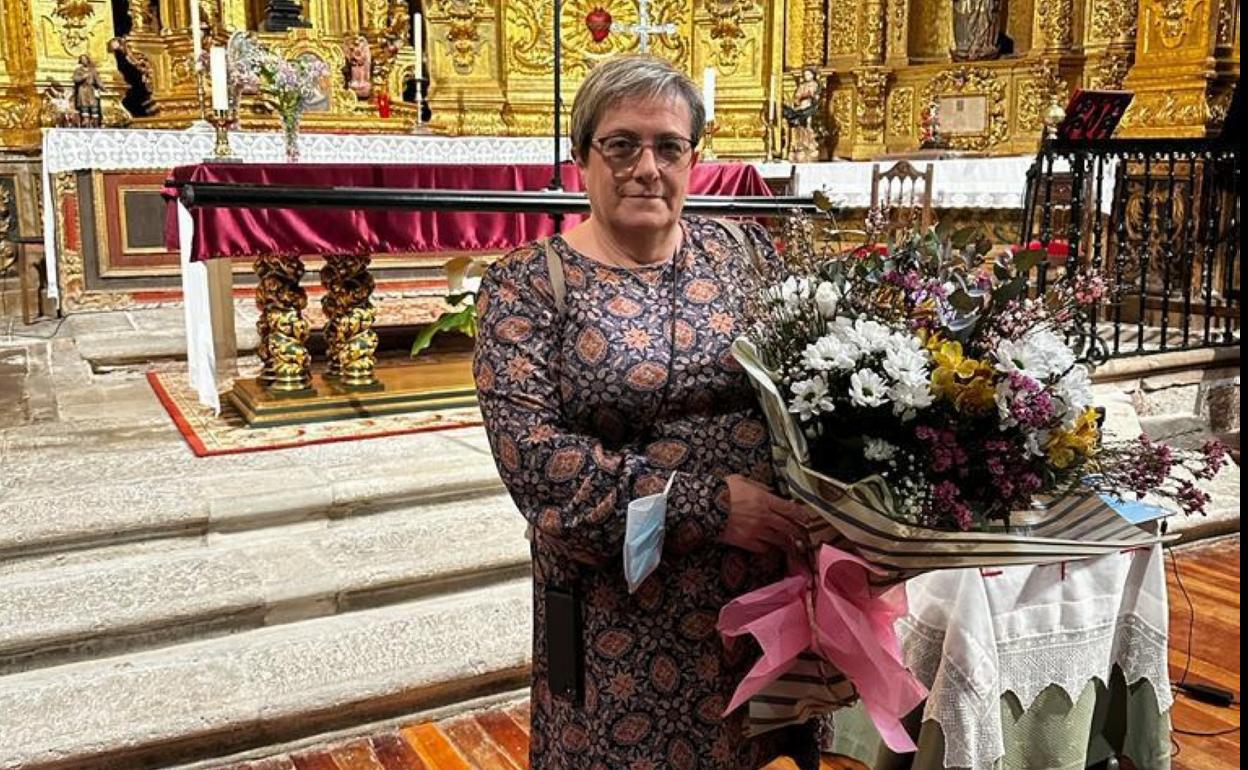 María Luisa González posa en Viguera, en su homenaje. 