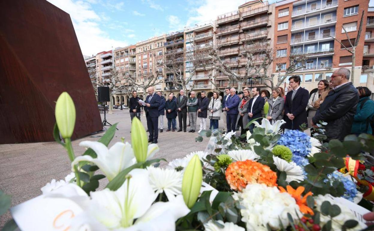 Autoridades presentes, junto al monumento durante la lectura del manifiesto, y flores de la ofrenda. 