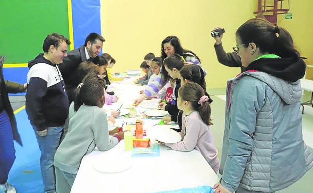 El alcalde y la edil de Juventud visitaron ayer a los niños. 