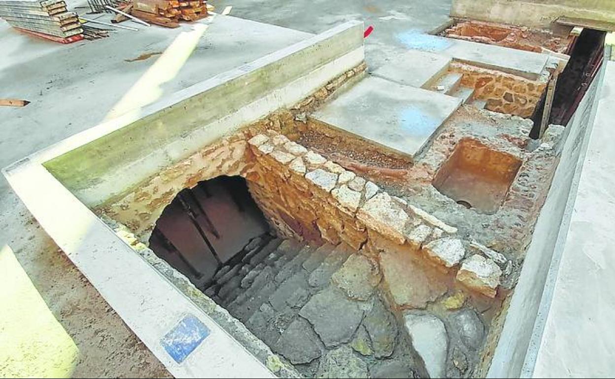 Zona de acceso a la bodega de vino y almacén. 
