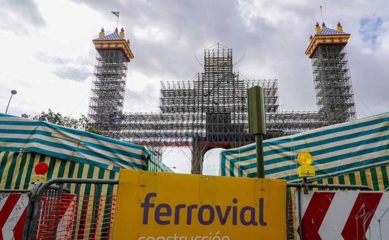 Trabajos de montaje para la portada de la Feria de Abril de Sevilla encargada al grupo Ferrovial.