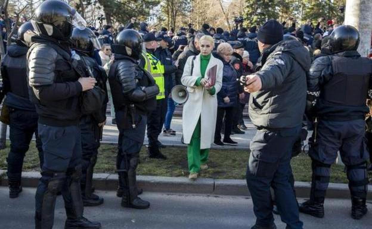 Marina Tauber, diputada del partido prorruso Shor, camina entre agentes de policía, durante las manifestaciones.