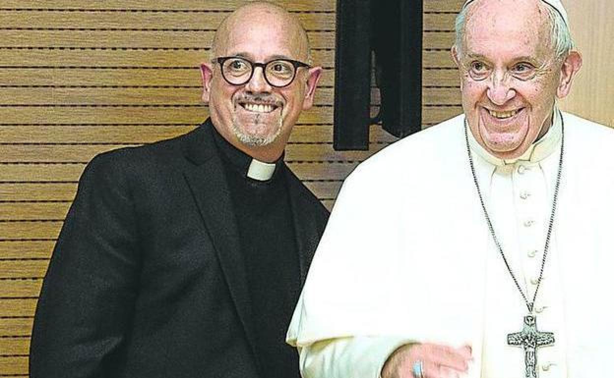 José Luis Narvaja posa con el Papa, su tío, tras una conferencia en Roma.