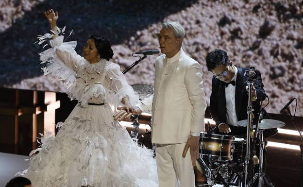 Stephanie Hsu y David Byrne.