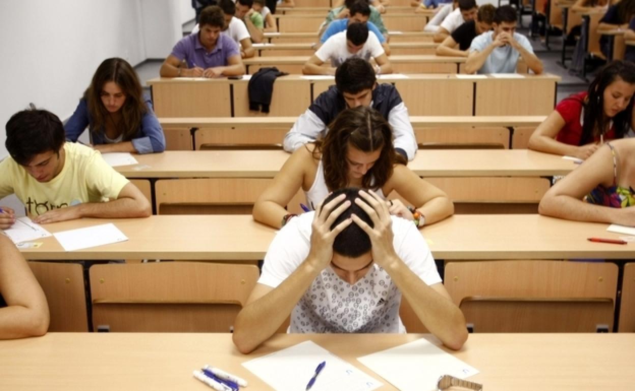 Alumnos sevillanos realizan un examen de selectividad.