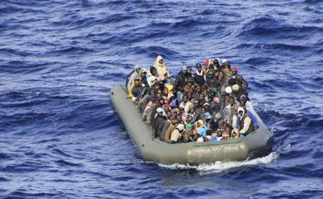 Bote neumático con migrantes a bordo en el Mediterráneo