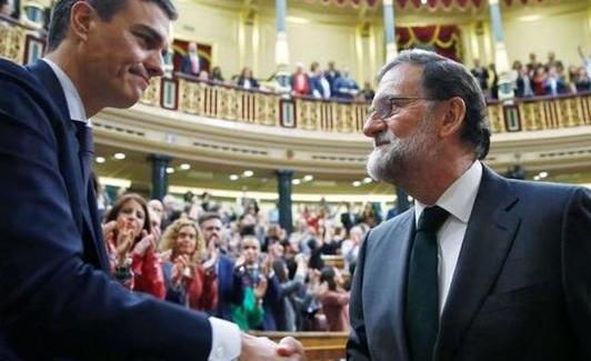 Mariano Rajoy saluda a Sánchez tras perder la moción de censura en junio de 2018. 