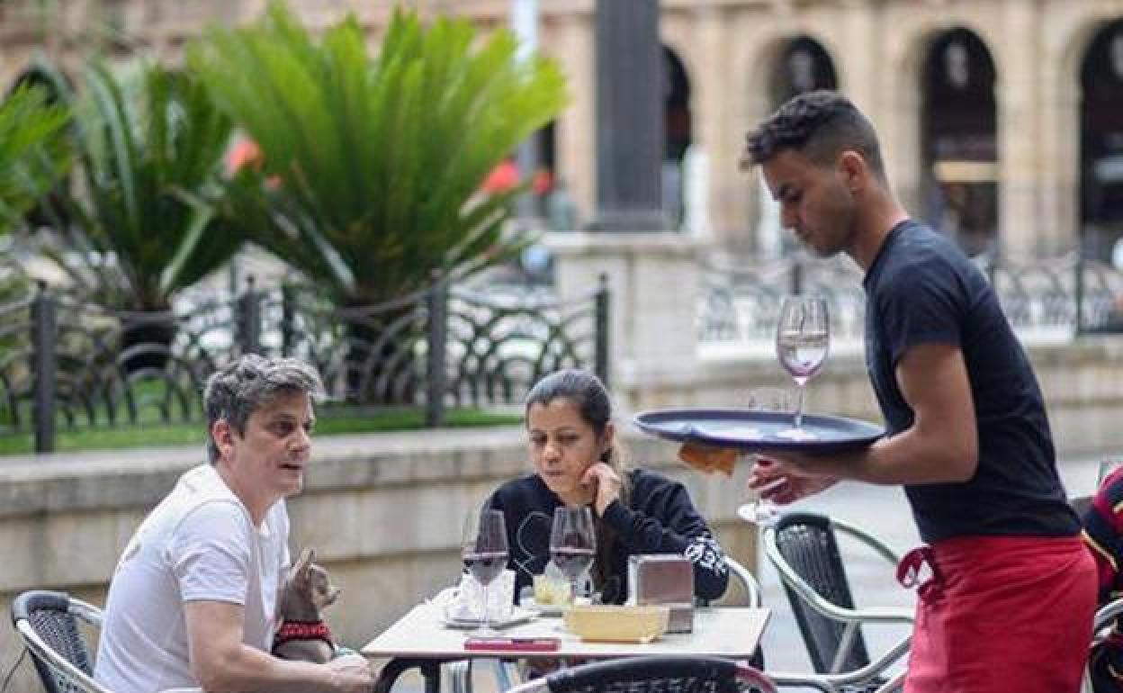 Clientes en una terraza de un bar en Bilbao.