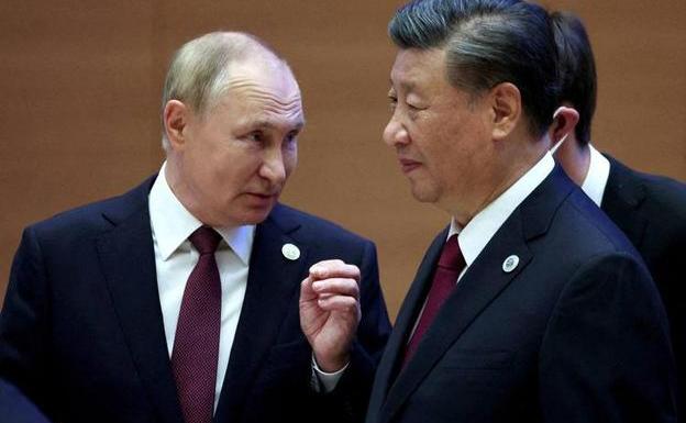 Vladimir Putin habla con Xi Jinping antes de una reunión de los jefes de los estados miembros de la cumbre de OCS en Uzbekistán, en septiembre de 2022.