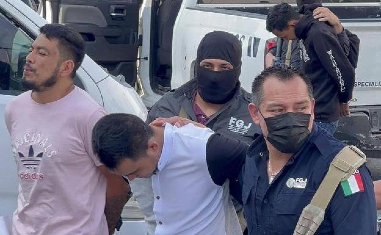 La Policía mexicana traslada a los detenidos por el secuestro y asesinato de dos estadounidenses en Matamoros, norte de México