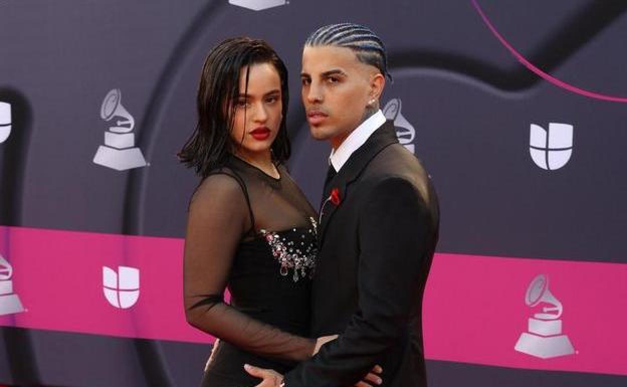 Rauw Alejandro y Rosalía posan en la alfombra roja durante los Premios Grammy Latinos.