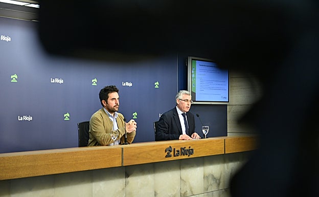 Los consejeros Álex Dorado y José Ángel Lacalzada, en la comparecencia de esta mañana. 