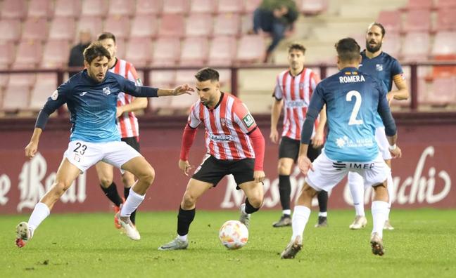 Imagen del partido de la primera vuelta entre la Unión Deportiva Logroñés y La Nucía./FERNANDO DÍAZ