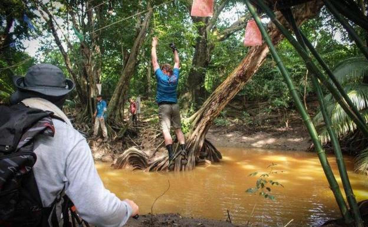 Un concursante se enfrenta a una de las pruebas de 'El conquistador del fin del mundo', programa de éxito de la ETB.